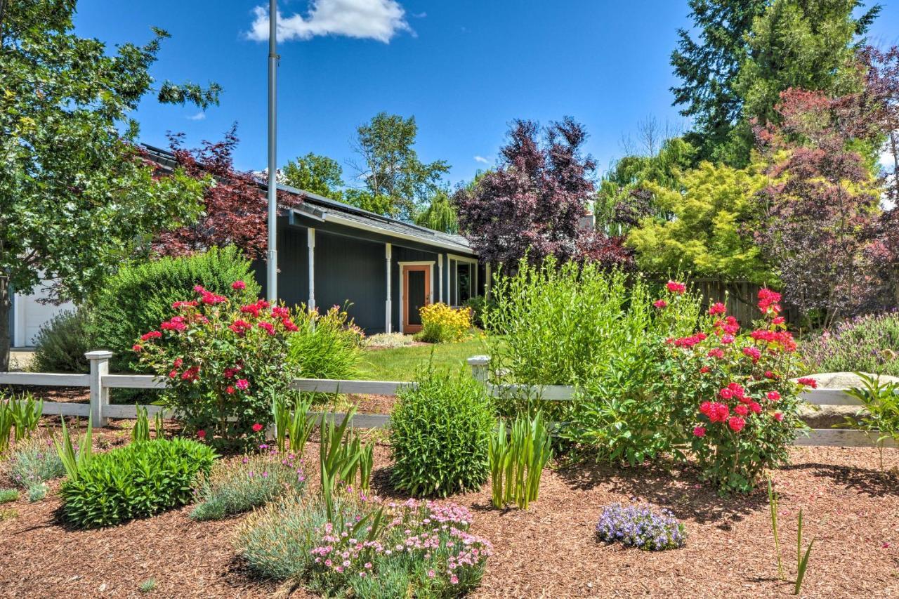 Central Medford Family Retreat With Large Yard! Exterior photo